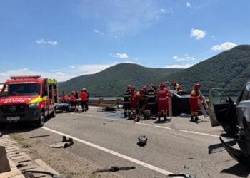 Accident cumplit! O persoană a murit, iar alte trei au fost rănite după impactul dintre trei mașini