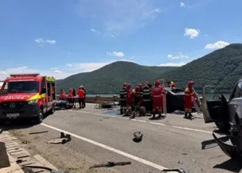 Accident cumplit! O persoană a murit, iar alte trei au fost rănite după impactul dintre trei mașini