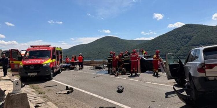 Accident cumplit! O persoană a murit, iar alte trei au fost rănite după impactul dintre trei mașini