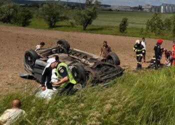 Tragedie! Un copil de doi ani a murit după ce maşina în care se afla s-a răsturnat. Patru minori erau transportaţi fără scaune auto