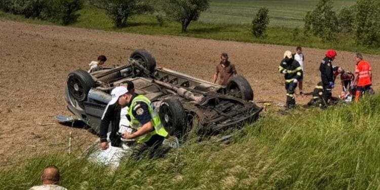 Tragedie! Un copil de doi ani a murit după ce maşina în care se afla s-a răsturnat. Patru minori erau transportaţi fără scaune auto