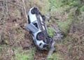 Mașină răsturnată într-un pârâu! Doi tineri au ajuns la spital după accident!