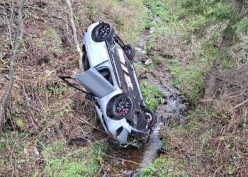 Mașină răsturnată într-un pârâu! Doi tineri au ajuns la spital după accident!