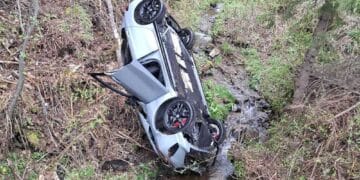 Mașină răsturnată într-un pârâu! Doi tineri au ajuns la spital după accident!