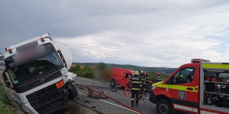 Accident cumplit! Un bărbat a murit după impactul dintre o mașină și o cisternă!