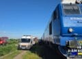 Impact devastator! Un om a murit după ce mașina în care se afla a fost spulberată de un tren cu 100 de călători