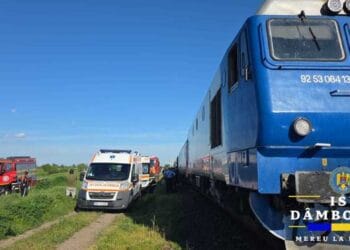 Impact devastator! Un om a murit după ce mașina în care se afla a fost spulberată de un tren cu 100 de călători