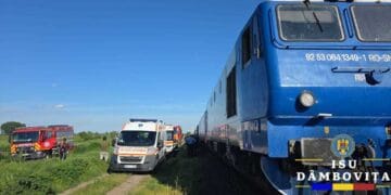 Impact devastator! Un om a murit după ce mașina în care se afla a fost spulberată de un tren cu 100 de călători
