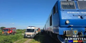 Impact devastator! Un om a murit după ce mașina în care se afla a fost spulberată de un tren cu 100 de călători