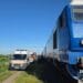 Impact devastator! Un om a murit după ce mașina în care se afla a fost spulberată de un tren cu 100 de călători