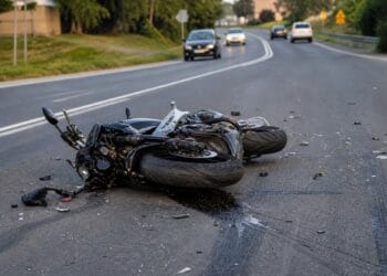 Accident! Minoră de 16 ani, fără permis și pe motociclu neînmatriculat, rănită după impact cu o mașină!