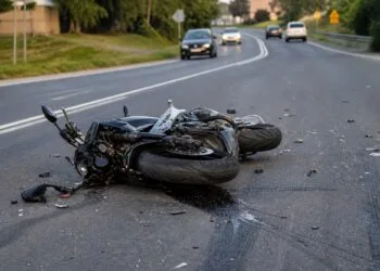 Accident! Minoră de 16 ani, fără permis și pe motociclu neînmatriculat, rănită după impact cu o mașină!