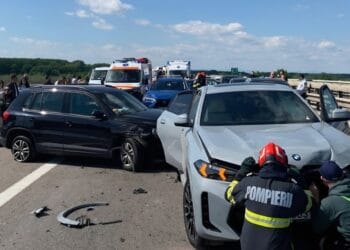 Accident în lanț! Șapte mașini implicate, traficul blocat complet!