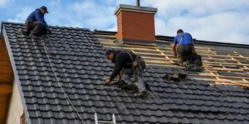 Acoperișuri ieftine la început, facturi uriașe la final. Percheziții într-un dosar de înșelăciune, șantaj și tâlhărie cu prejudiciu de jumătate de milion de lei