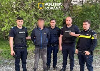 Atac sângeros! Femeie înjunghiată de concubin, zeci de polițiști și jandarmi au pornit în urmărirea agresorului