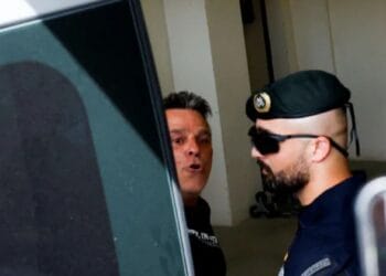 Șoc! Doi copii ar fi fost abandonați pe marginea drumului chiar de mamă. Femeia și partenerul ei, arestați preventiv