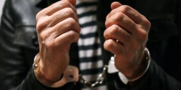 Caz șocant! Bărbat arestat după ce și-ar fi violat și bătut mama în vârstă de 71 de ani