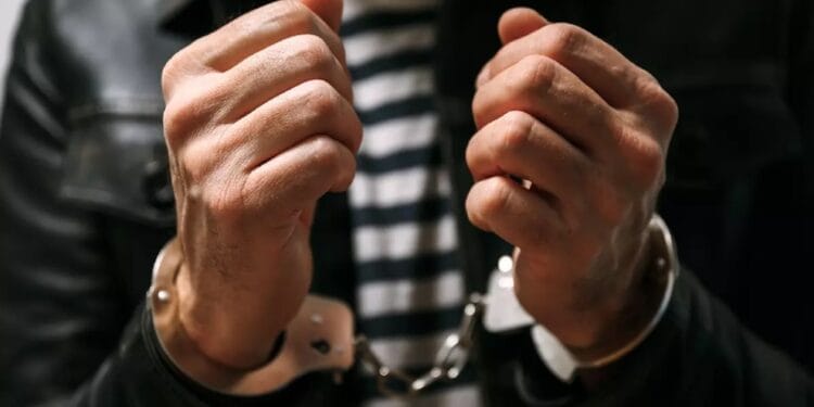 Caz șocant! Bărbat arestat după ce și-ar fi violat și bătut mama în vârstă de 71 de ani