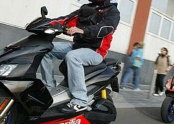 Șofer de 87 de ani, prins din nou la volanul unui moped electric neînregistrat. Polițiștii i-au făcut al doilea dosar penal în două zile