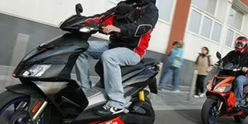 Șofer de 87 de ani, prins din nou la volanul unui moped electric neînregistrat. Polițiștii i-au făcut al doilea dosar penal în două zile