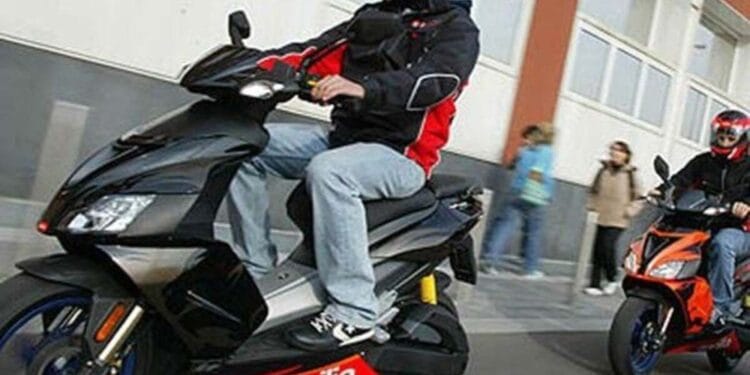 Șofer de 87 de ani, prins din nou la volanul unui moped electric neînregistrat. Polițiștii i-au făcut al doilea dosar penal în două zile