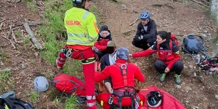 Intervenție dramatică în munți! Biciclist grav rănit, salvat cu elicopterul după un accident