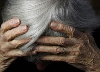 O pensionară a fost atacată în propria locuință de omul pe care îl ajuta cu mâncare. Agresorul a încercat să o violeze și i-a furat bijuteriile