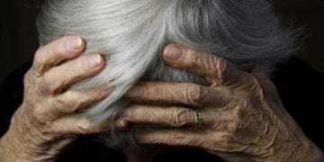 O pensionară a fost atacată în propria locuință de omul pe care îl ajuta cu mâncare. Agresorul a încercat să o violeze și i-a furat bijuteriile