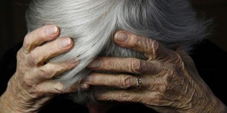 O pensionară a fost atacată în propria locuință de omul pe care îl ajuta cu mâncare. Agresorul a încercat să o violeze și i-a furat bijuteriile