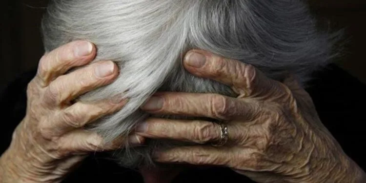 O pensionară a fost atacată în propria locuință de omul pe care îl ajuta cu mâncare. Agresorul a încercat să o violeze și i-a furat bijuteriile