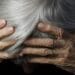 O pensionară a fost atacată în propria locuință de omul pe care îl ajuta cu mâncare. Agresorul a încercat să o violeze și i-a furat bijuteriile