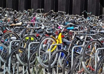 Depozite clandestine descoperite de ANAF! Aproape 600 de biciclete și trotinete electrice, confiscate într-o afacere „la negru” de un milion de lei