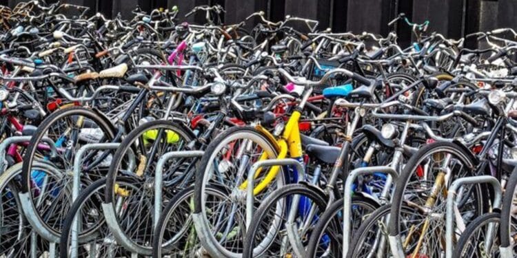 Depozite clandestine descoperite de ANAF! Aproape 600 de biciclete și trotinete electrice, confiscate într-o afacere „la negru” de un milion de lei
