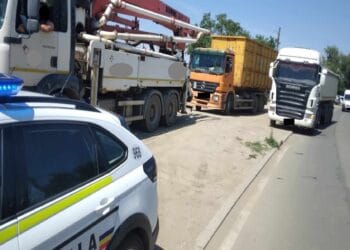Hoți de motorină, vizați de polițiști! Gruparea ar fi furat combustibil din camioane parcate pe autostrăzi