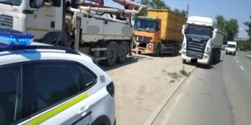 Hoți de motorină, vizați de polițiști! Gruparea ar fi furat combustibil din camioane parcate pe autostrăzi