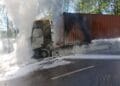 Camion în flăcări! Cabina distrusă complet, tone de hârtie făcute scrum