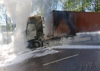 Camion în flăcări! Cabina distrusă complet, tone de hârtie făcute scrum