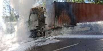 Camion în flăcări! Cabina distrusă complet, tone de hârtie făcute scrum