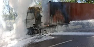 Camion în flăcări! Cabina distrusă complet, tone de hârtie făcute scrum