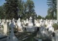 Rețea de înșelăciuni la cimitir! Angajați acuzați că păcăleau bătrâni cu lucrări funerare umflate artificial