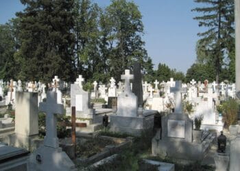 Rețea de înșelăciuni la cimitir! Angajați acuzați că păcăleau bătrâni cu lucrări funerare umflate artificial