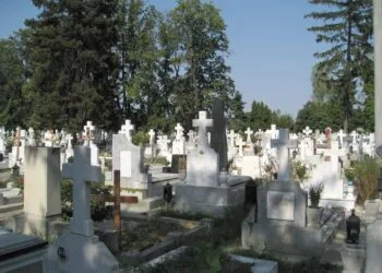 Rețea de înșelăciuni la cimitir! Angajați acuzați că păcăleau bătrâni cu lucrări funerare umflate artificial
