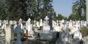 Rețea de înșelăciuni la cimitir! Angajați acuzați că păcăleau bătrâni cu lucrări funerare umflate artificial