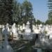 Rețea de înșelăciuni la cimitir! Angajați acuzați că păcăleau bătrâni cu lucrări funerare umflate artificial