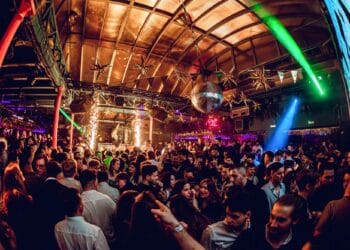 Petrecere cu alcool pentru minori, spartă de polițiști! 11 adolescenți prinși bând într-un local, barman amendat cu 10.000 de lei