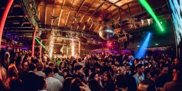 Petrecere cu alcool pentru minori, spartă de polițiști! 11 adolescenți prinși bând într-un local, barman amendat cu 10.000 de lei