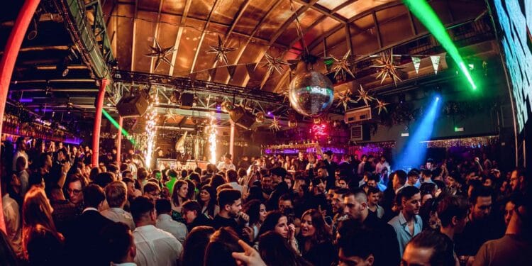 Petrecere cu alcool pentru minori, spartă de polițiști! 11 adolescenți prinși bând într-un local, barman amendat cu 10.000 de lei