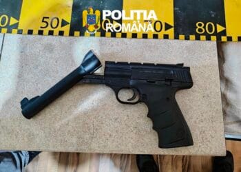 Descinderi în 22 de județe într-un dosar privind arme cumpărate ilegal. Polițiștii au ridicat peste 50 de arme și muniție