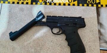 Descinderi în 22 de județe într-un dosar privind arme cumpărate ilegal. Polițiștii au ridicat peste 50 de arme și muniție