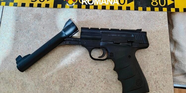 Descinderi în 22 de județe într-un dosar privind arme cumpărate ilegal. Polițiștii au ridicat peste 50 de arme și muniție